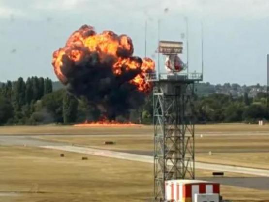 配资炒股门户 一小型飞机在英国起飞后坠毁，已致4死，飞机曾急剧左倾后俯冲坠地，现场燃起巨大火球